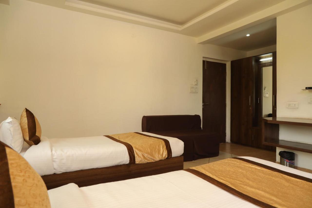 Oyo 10943 Hotel Plus Corporate Khapa  Bagian luar foto